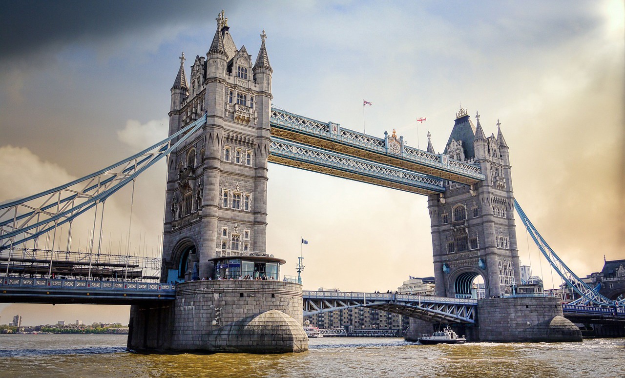 Milestone Elegance (London Bridge, UK)