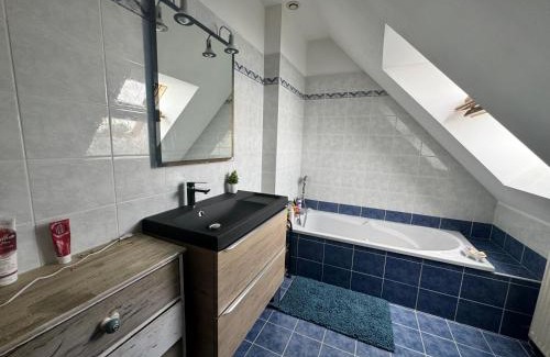 Le Grand-Luce House | À 5 minutes à pieds du château, 2 belles et spacieuses chambres, SDB, WC et un garage privé à 25 minutes circuit 24h