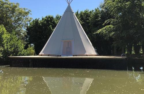 Valenciennes Apartment | Évasion Nature: Tipi sur Pilotis avec Étang, Barque et Pétanque à Maulde, Frontière Belge - FR-1-510-148