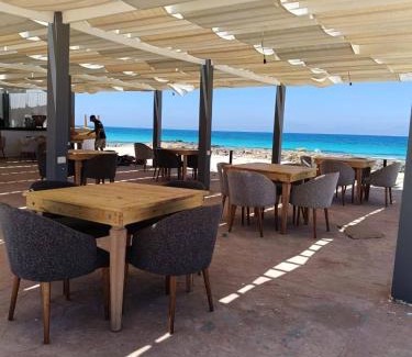 Marsa Matruh Apartment | شالية بالرووف غرفتيين مكييف للأيجار بقرية ايماريتس هايتس بالساحل الشمالي - A chalet with a rooftop and two air-conditioned bedrooms for rent in Emirates Heights , North Coast