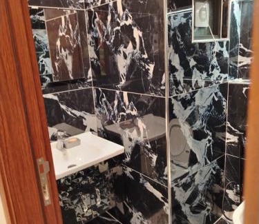 Amman Apartment | طبربور خلف صالة ليالي الشرق مفروش طابق ثاني ثلاث غرف واحده ماستر سته اسره ثلاث حمامات صاله ضيوف ومطبخ مفتوح على بعض مصعد