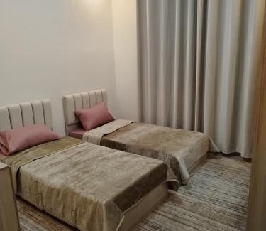 Amman Apartment | طبربور خلف صالة ليالي الشرق مفروش طابق ثاني ثلاث غرف واحده ماستر سته اسره ثلاث حمامات صاله ضيوف ومطبخ مفتوح على بعض مصعد