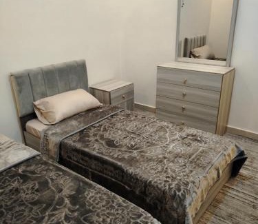 Amman Apartment | طبربور خلف صالة ليالي الشرق مفروش طابق ثاني ثلاث غرف واحده ماستر سته اسره ثلاث حمامات صاله ضيوف ومطبخ مفتوح على بعض مصعد