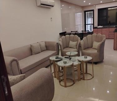 Amman Apartment | طبربور خلف صالة ليالي الشرق مفروش طابق ثاني ثلاث غرف واحده ماستر سته اسره ثلاث حمامات صاله ضيوف ومطبخ مفتوح على بعض مصعد