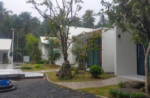 Sichon Resort | คิงคองพูลวิลล่าเขาพลายดำ
