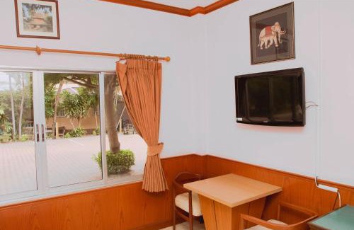 Rayong Hotel | บ้านพร้อมพงศ์ Ban Prompong