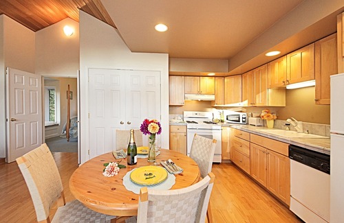 Clinton Cottage | ღ*¨*✶.¸ Romantic /Jetted Tub /Deck /SLEEPS 5 *`*✶.¸.ღ