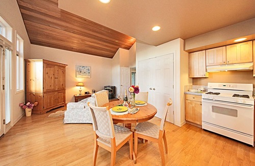 Clinton Cottage | ღ*¨*✶.¸ Romantic /Jetted Tub /Deck /SLEEPS 5 *`*✶.¸.ღ