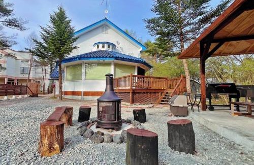 Tsumagoi House | 団体歓迎ジョイサウンドカラオケ付き北軽井沢超大型貸別荘7寝室5浴室20人泊まれる
