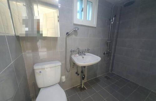 Yeonnam-dong Apartment | 복층하우스, White Linen House