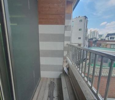 Yeonnam-dong Apartment | 복층하우스, White Linen House