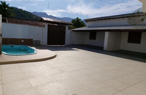 Maranduba Ski Chalet | 0006.02 - Maranduba - Chalé - 1 Dorm - 5 Pess - 3 Quadras Do Mar - Piscina Coletiva - WIFI