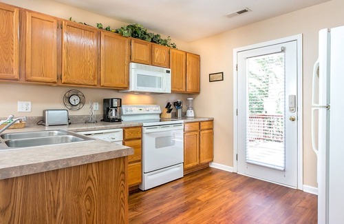 Pigeon Forge Ski Chalet | 1/2 Mi. From Parkway, 10 Min to Dollywood, 5 min to Ripken, 18 Min To Gatlinburg