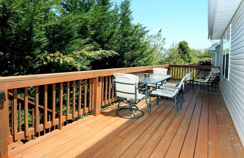 Pigeon Forge Ski Chalet | 1/2 Mi. From Parkway, 10 Min to Dollywood, 5 min to Ripken, 18 Min To Gatlinburg
