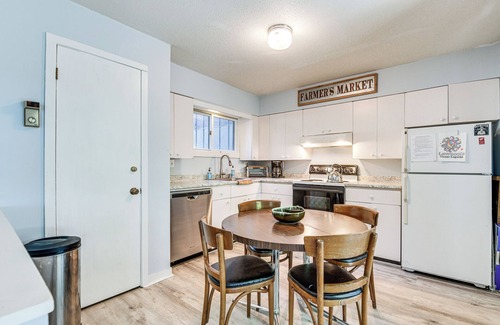 Warren Condo | < 1/2 Mi to Sugarbush Resort: Condo w/ Deck!