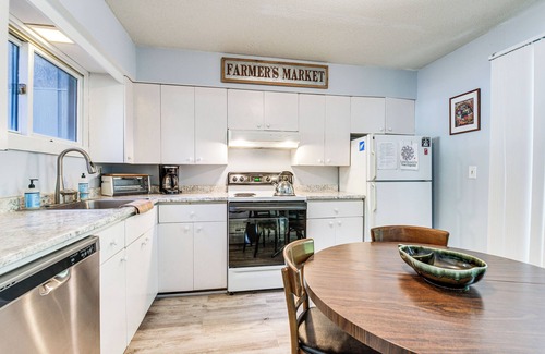 Warren Condo | < 1/2 Mi to Sugarbush Resort: Condo w/ Deck!
