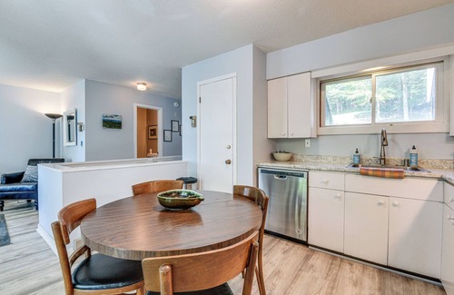 Warren Condo | < 1/2 Mi to Sugarbush Resort: Condo w/ Deck!