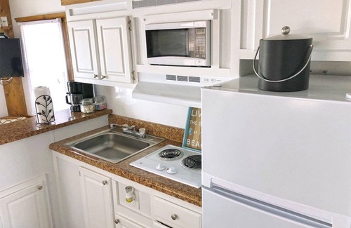 Tavernier Boat Rental | 1.5 Bedroom, 1 bath with back deck. Pet friendly with 2 Queen and 2 twin beds.