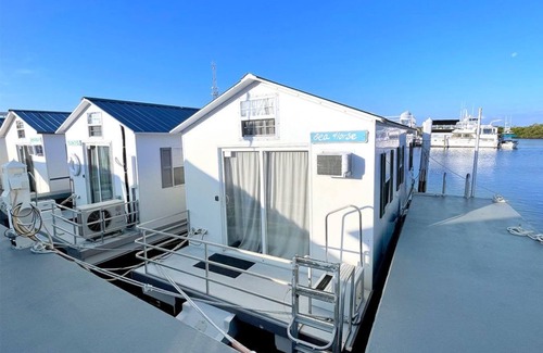 Tavernier Boat Rental | 1.5 Bedroom, 1 bath with back deck. Pet friendly with 2 Queen and 2 twin beds.
