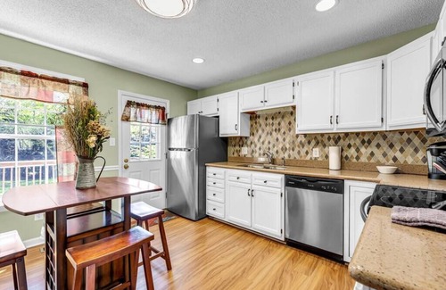 Kernersville House | 1.5 Miles to dwntwn, Beautiful 3bd, Huge 2 car gar