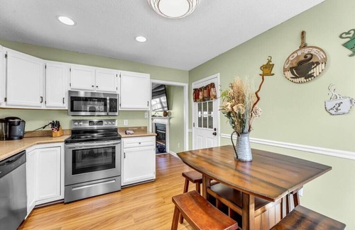 Kernersville House | 1.5 Miles to dwntwn, Beautiful 3bd, Huge 2 car gar