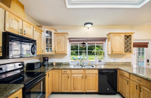 Wellington House | 1 acre spacious pool home in the Heart of Wellington