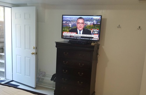Bethesda Bed & Breakfast | 1-BD Apt in Bethesda W Private Entrance & Kitchen