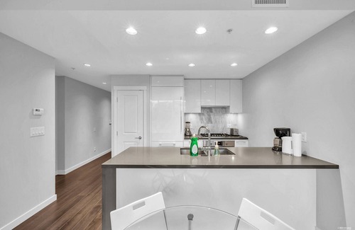 Vancouver Apartment | 1-BDR&1-Bath | 800 sq.ft | AC | Free WiFi & Parking | Quiet Neighbor