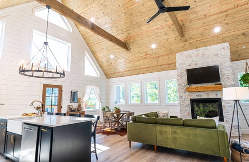 Pickens Cabin | 1 bdr peaceful retreat with hot tub and stunning interior!