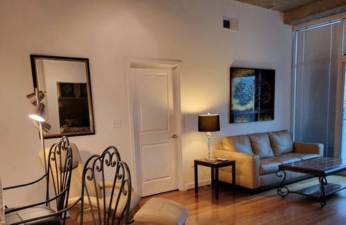 Buckhead Village Condo | 1 BDRM/1BATH Top Floor Buckhead Condo With Phenomenal Views and Secured Parking