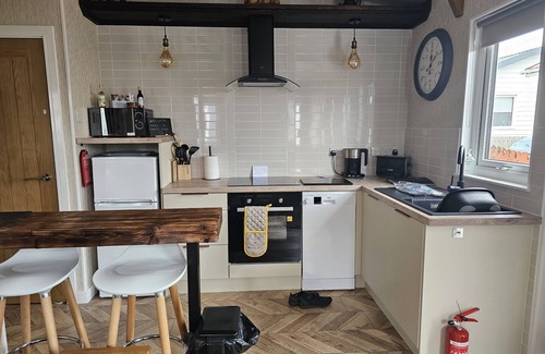 Bridlington Ski Chalet | 1 Bed Cabin - Sleeps 2 - Pets - 2 Min To Beach