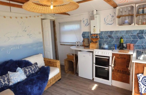 Warden Ski Chalet | 1 Bed Chalet - Sleeps 4 - Pets, Parking, Wifi