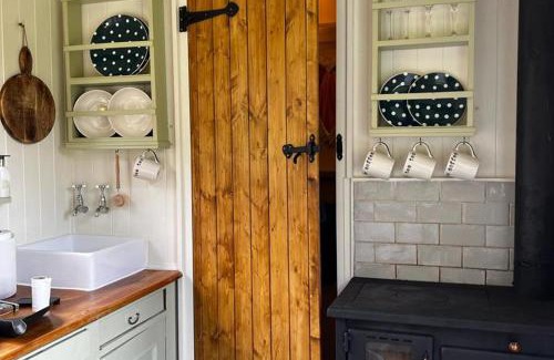 Crawcrook House | 1 Bed Glamping Hut - Firepit Fireplace Views
