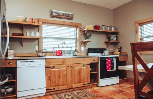 Ellensburg House | 1- Bedroom 1- Bathroom Ranch Guest house.