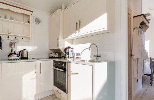 Hele Cabin | 1 bedroom accommodation in Hele Bay, Ilfracombe