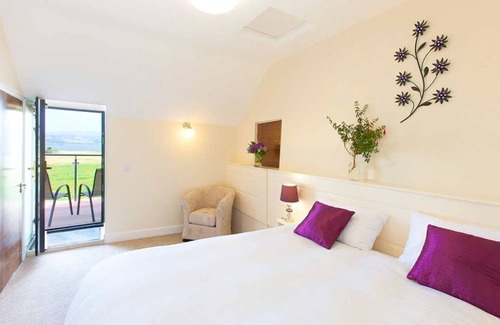 Caherdaniel Apartment | 1 bedroom Apt overlooking Waterville Lake