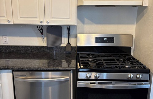 Algiers Point Condo | 1-bedroom condo, small 8-unit building. On-site gated parking free washer/dryer