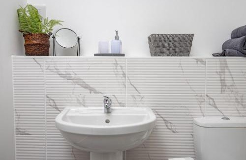 Bradford Apartment | 1 Bedroom Flat Near Bradford With Free Parking