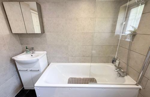 Brownswood Apartment | 1-Bedroom flat with small garden & Paid Parking in Finsbury Park, Highbury
