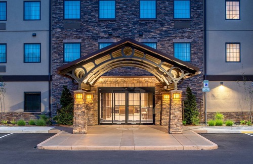 Hillsboro Condo | 1 Bedroom | Free Breakfast. Pool. Gym.