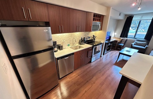 Radnor - Fort Myer Heights Apartment | 1-Bedroom in Arlington Featuring Modern Gym & Climate Control