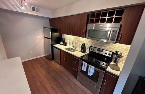 Radnor - Fort Myer Heights Apartment | 1-Bedroom in Arlington Featuring Modern Gym & Climate Control