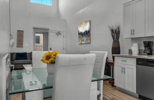 Wilshire Apartment | 1-Bedroom Lofts in Hollywood Modern Design, Balcony, Parking & Hollywood Sign
