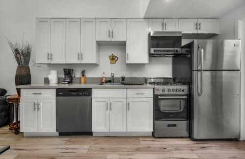Wilshire Apartment | 1-Bedroom Lofts in Hollywood Modern Design, Balcony, Parking & Hollywood Sign