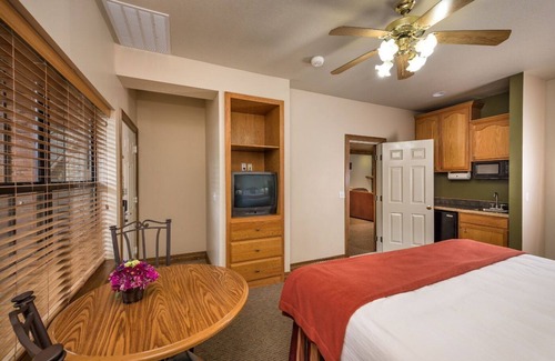 Branson Resort | 1 bedroom resort in charming Branson Woods with large rooms and activities