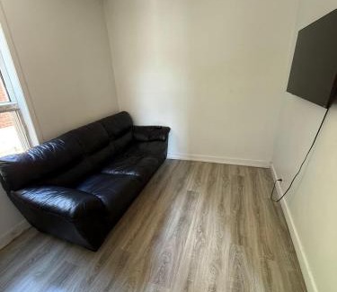 Montreal Apartment | 1 bedroom with 2 beds near Verdun area 011