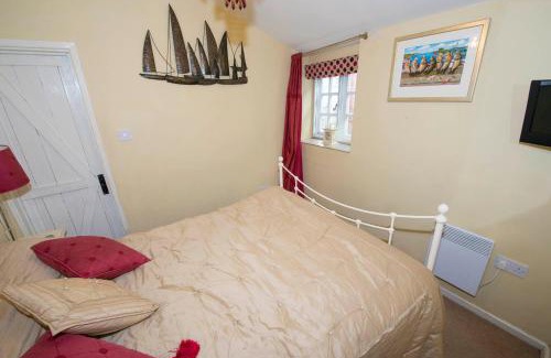Holt Apartment | 1 bedroomed Cottage near quay