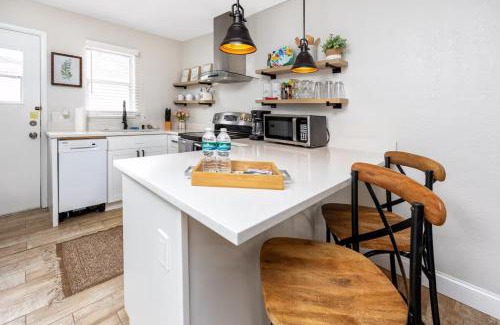 New Port Richey House | 1 block to dwnt 7min beach King bed Free parking
