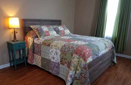 Bluff City Apartment | 1 BR 1 Bath Upstairs Apartment