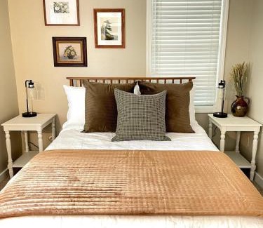 Penfield House | 1 Br Cottage Convenient Location